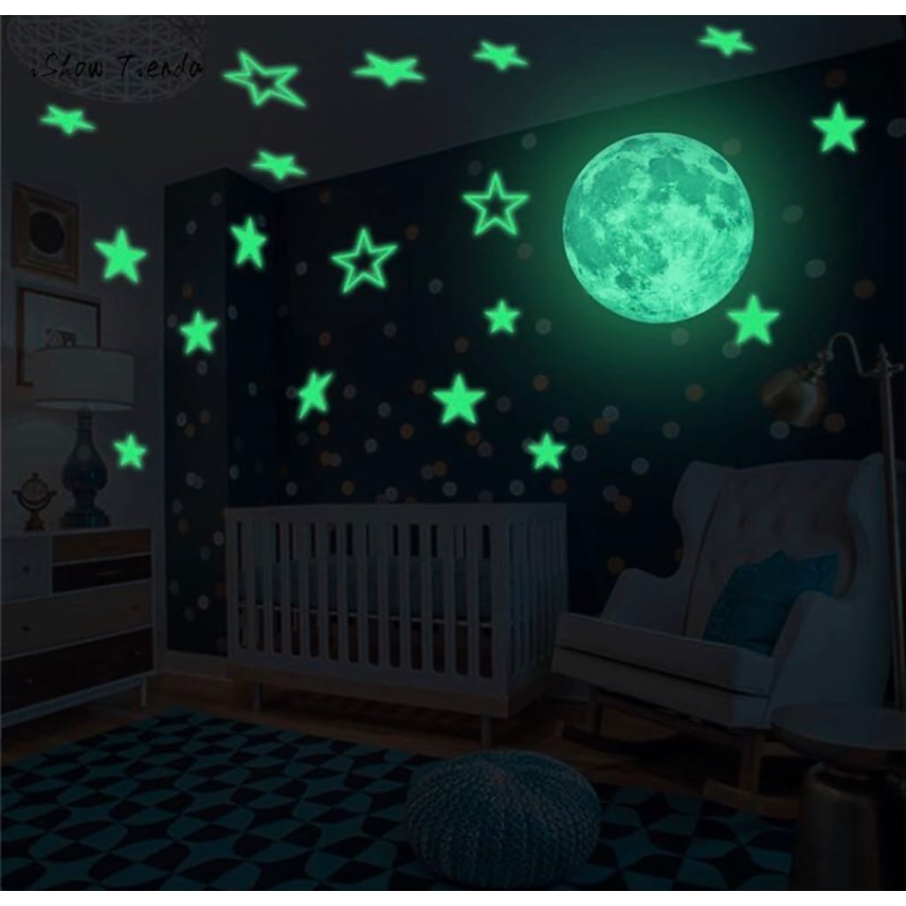 Луна светит в комнату. Детская комната ночью. Наклейки звезды светящиеся в темноте. Фосфорные звезды на потолок в детскую комнату. Потолок в детской со светящимися звездами.