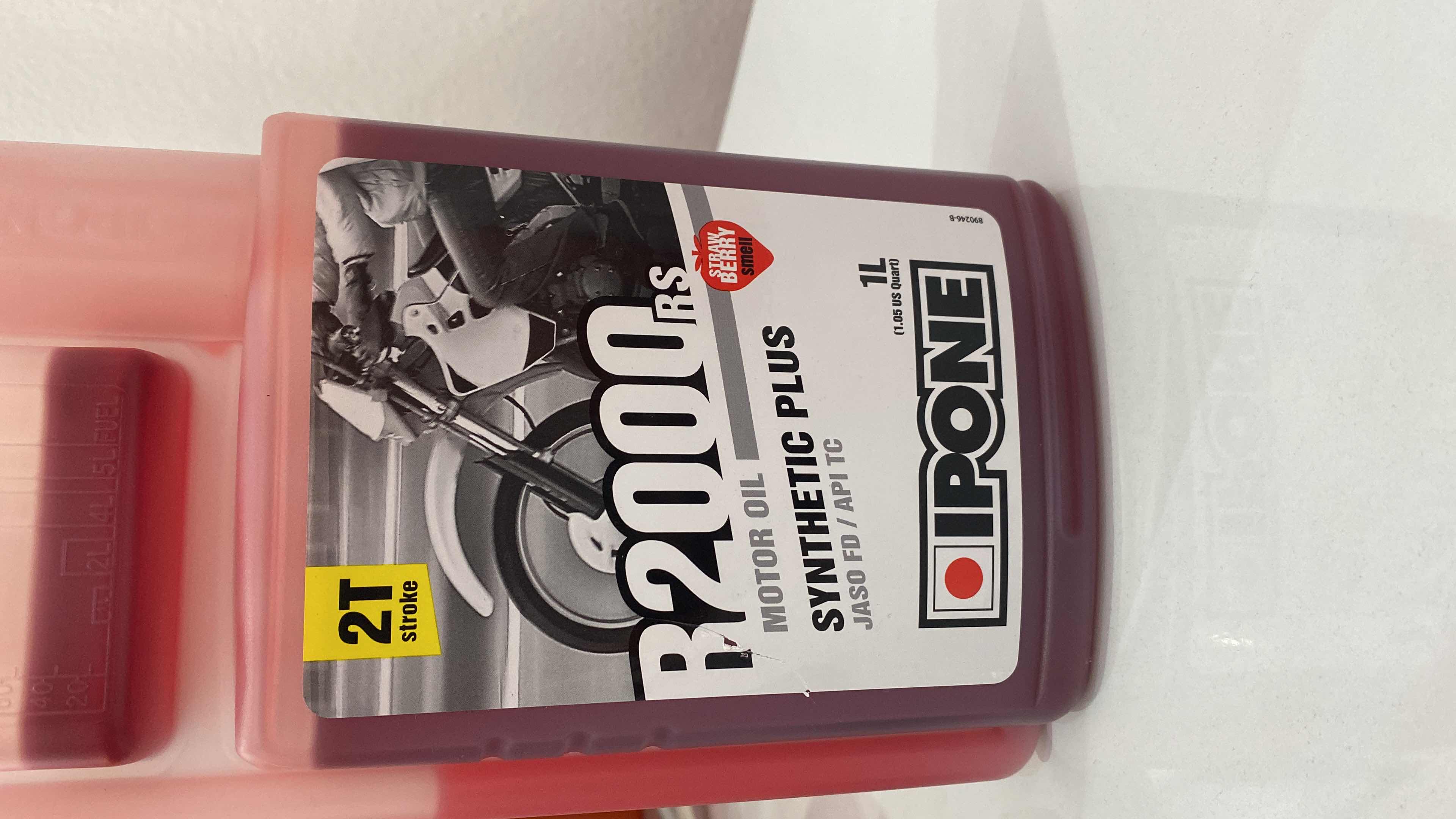 IPone R2000 RS 2-Takt-Motorenöl – Halbsynthetisch, 1 Liter, Mit Dosierer