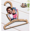 IMG-6855711508023724809 - Kişiye Özel Sevgililer Karikatürlü Ahşap Elbise Askısı-58 - n11pro.com