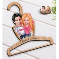 IMG-481179374301913008 - Kişiye Özel Sevgililer Karikatürlü Ahşap Elbise Askısı-5 - n11pro.com