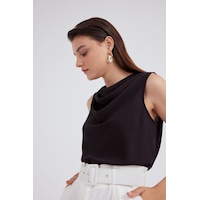Sateen 580-1039 Siyah Kadın Degaje Yaka Kolsuz Bluz 36-42 Sateen 580-1039 Siyah Kadın Degaje Yaka Kolsuz Bluz 36-42