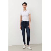 Kadın Koyu Mavi Dar Kesim Jean Pantolon 001 Kadın Koyu Mavi Dar Kesim Jean Pantolon 001
