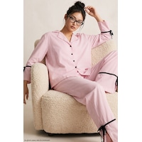 Siyah İnci Desenli Biye Yırtmaç Detaylı Yumuşak Tuşe Kışlık Düğmeli Örme Pijama Takımı 8079 Pembe Beyaz Çizgi Siyah İnci Desenli Biye Yırtmaç Detaylı Yumuşak Tuşe Kışlık Düğmeli Örme Pijama Takımı 8079 Pembe Beyaz Çizgi