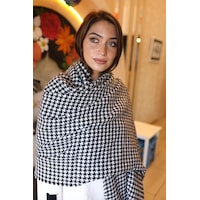 Kazayağı Desenli Atkı Omuz Şalı 70x180 CM 1220 Siyah Kazayağı Desenli Atkı Omuz Şalı 70x180 CM 1220 Siyah