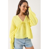 Shade Kadın V Yaka Bağlama Detaylı Müslin Bluz 1003 60283051 - Sarı Shade Kadın V Yaka Bağlama Detaylı Müslin Bluz 1003 60283051 - Sarı