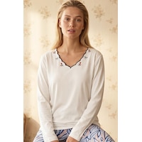Siyah İnci Ekru Desenli V Yaka Nakışlı Viskon Örme Pijama Takım 26224622 Siyah İnci Ekru Desenli V Yaka Nakışlı Viskon Örme Pijama Takım 26224622