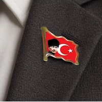 Atatürk Dalgalı Bayrak Rozet Türk Bayrağı Yaka Rozeti - 2 Adet Altın Atatürk Dalgalı Bayrak Rozet Türk Bayrağı Yaka Rozeti - 2 Adet Altın