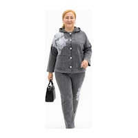 Trieste Büyük Beden Denim Kapüşonlu Gül Deseni İşlemeli Boncuklu Önden Cep Detaylı Düğmeli Kadın Ceket Antrasit Trieste Büyük Beden Denim Kapüşonlu Gül Deseni İşlemeli Boncuklu Önden Cep Detaylı Düğmeli Kadın Ceket Antrasit