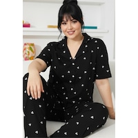 Siyah İnci Curve Büyük Beden Battal Boy Kısa Kollu Düğmeli Pamuklu Pijama Takımı Siyah Beyaz Kalp Siyah İnci Curve Büyük Beden Battal Boy Kısa Kollu Düğmeli Pamuklu Pijama Takımı Siyah Beyaz Kalp