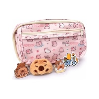 Capybara Desenli Çok Bölmeli Kalemlik - Peluş Bir Broş - 5 Stickers -2 Klips Hediye Pembe Capybara Desenli Çok Bölmeli Kalemlik - Peluş Bir Broş - 5 Stickers -2 Klips Hediye Pembe