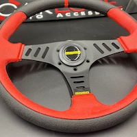 Momo Spor Yarış Direksiyonu 32cm Kırmızı Yüzük ve Detaylı-Yarıklı Model Momo Spor Yarış Direksiyonu 32cm Kırmızı Yüzük ve Detaylı-Yarıklı Model