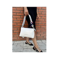 Just Polo Kadın Premium Şal Detaylı Yumuşak Deri Ayarlanabilir Askılı Çapraz El Ve Omuz Çantası Ebat : 28 X 18 Cm Rugan Beyaz Just Polo Kadın Premium Şal Detaylı Yumuşak Deri Ayarlanabilir Askılı Çapraz El Ve Omuz Çantası Ebat : 28 X 18 Cm Rugan Beyaz
