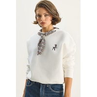 Shade Kadın Fular Detaylı Ceylan Nakışlı Üç İplik Şardonlu Oversize Sweatshirt 6916 60283615 - Beyaz Shade Kadın Fular Detaylı Ceylan Nakışlı Üç İplik Şardonlu Oversize Sweatshirt 6916 60283615 - Beyaz