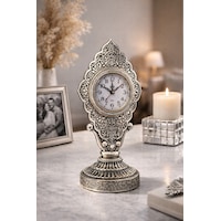 Nostaljik Vintage Taş İşlemeli Kabartmalı Lüks Gümüş Renk Dekoratif Salon Ve Ofis Masa Saati 29 Cm Gümüş Nostaljik Vintage Taş İşlemeli Kabartmalı Lüks Gümüş Renk Dekoratif Salon Ve Ofis Masa Saati 29 Cm Gümüş