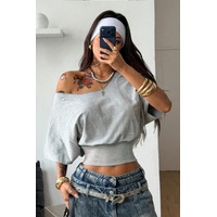 Kadın Beyaz Madon Yaka Beli Lastikli Crop Düşük Omuzlu Salaş Tişört Gri Kadın Beyaz Madon Yaka Beli Lastikli Crop Düşük Omuzlu Salaş Tişört Gri