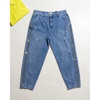 Büyük Beden Mom Kesim Yan Şerit Detaylı Denim Kadın Pantolon Mavi Büyük Beden Mom Kesim Yan Şerit Detaylı Denim Kadın Pantolon Mavi