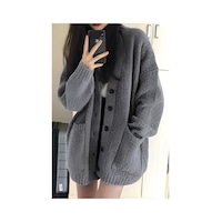 Kadın Oversize Cepli Düğmeli V Yaka Triko Hırka Füme Kadın Oversize Cepli Düğmeli V Yaka Triko Hırka Füme