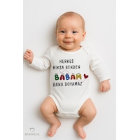 Babyden's Herkes Bıksa Benden, Babam Bana Doyamaz Yazılı %100 Pamuk Zıbın Uzun Kollu Çıtçıtlı Bebek Body Beyaz Babyden's Herkes Bıksa Benden, Babam Bana Doyamaz Yazılı %100 Pamuk Zıbın Uzun Kollu Çıtçıtlı Bebek Body Beyaz