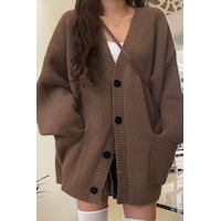 Kadın Oversize Cepli Düğmeli V Yaka Triko Hırka Kahverengi Kadın Oversize Cepli Düğmeli V Yaka Triko Hırka Kahverengi