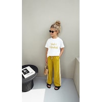 Monila Kız Çocuk Pamuklu Ekru Baskılı T-shirt Ve Yeşil Şerit Detaylı Eşofman Alt Üst Takım Monila Kız Çocuk Pamuklu Ekru Baskılı T-shirt Ve Yeşil Şerit Detaylı Eşofman Alt Üst Takım