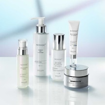 Oriflame Novage+ Daha Aydınlık Ve Genç Görünen Bir Cilt Sunan Karma Bright Intense Cilt Bakım Seti