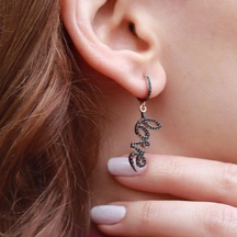 Siyah Zirkon Taşlı Love Yazılı Rose Gold Kaplama Gümüş Küpe Gümüş