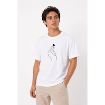 Minimalist Kore Aşk Temalı Parmak Kalp Baskılı Erkek Tişört -Pamuklu Yazlık Beyaz T-shirt
