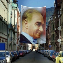 Gülümseyen Mustafa Kemal Atatürk Yan Portre Poster Cephe Bayrağı - 4x6 Metre 1