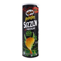 Pringles Sizzl'n Medium Kickin Sour Cream Cips 160 G