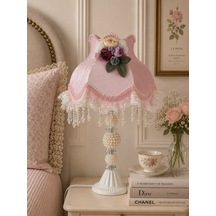 Pembe Kadife Kaplı Çiçek Dekorlu Başlık İncili Beyaz Ayaklı Klasik Prenses Model Abajur 50x25cm