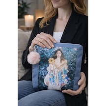 Kız Görselli Pul Payetli Aplikeli Ponponlu Portföy Clutch El Ve Makyaj Çantası 29x25 Cm Renkli
