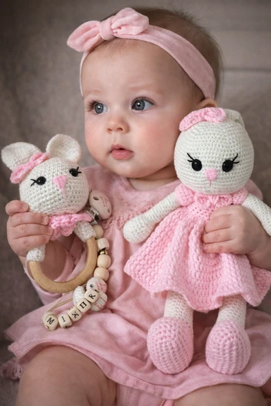 El Yapımı Amigurumi Tavşan Bebek Seti İsimli Diş Kaşıyıcı & Emzik Askısı Dahil Özel Tasarım Pembe Konsept Açık Pembe