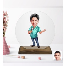 Kişiye Özel Erkek Şarkıcı Karikatürlü Yuvarlak Ahşap Standlı Bibl