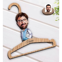 Kişiye Özel Erkek Doktor Karikatürlü Ahşap Elbise Askısı-8