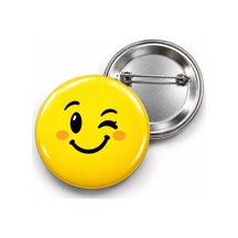 Göz Kırpan Smiley - 58mm Rozet Çok Renkli