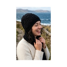Emybox El Örgüsü Siyah Kadın Bere Tığ İşi Çiçek Motifli Bohem Kışlık Şapka - Vintage Stil Yumuşak Örgü Bere Modeli