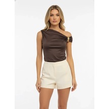 Kadın Kayık Yaka Omuzları Büzgülü Detay Tokalı Slim Fit Modal Bluz 26002 Kahve