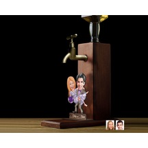Bk Gift Kişiye Özel Sevgililer Karikatürlü Musluklu Ahşap Viski Standı-22, Viski Çeşmesi, Doğum Günü Hediyesi, İçecek Dispenseri