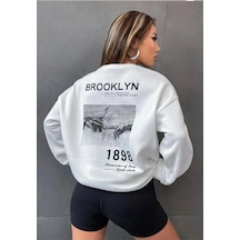 Tarzsokak Beyaz Oversize Brooklyn 1898 Baskılı Bisiklet Yaka Kapşonsuz Pamuklu Sweatshirt