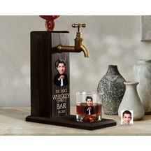 BK Gift Kabartmalı Karikatür Figürlü Musluklu Siyah Ahşap İçki Standı ve Viski Bardağı Hediye Seti, Arkadaşa Hediye, Sevgiliye Hediye-3
