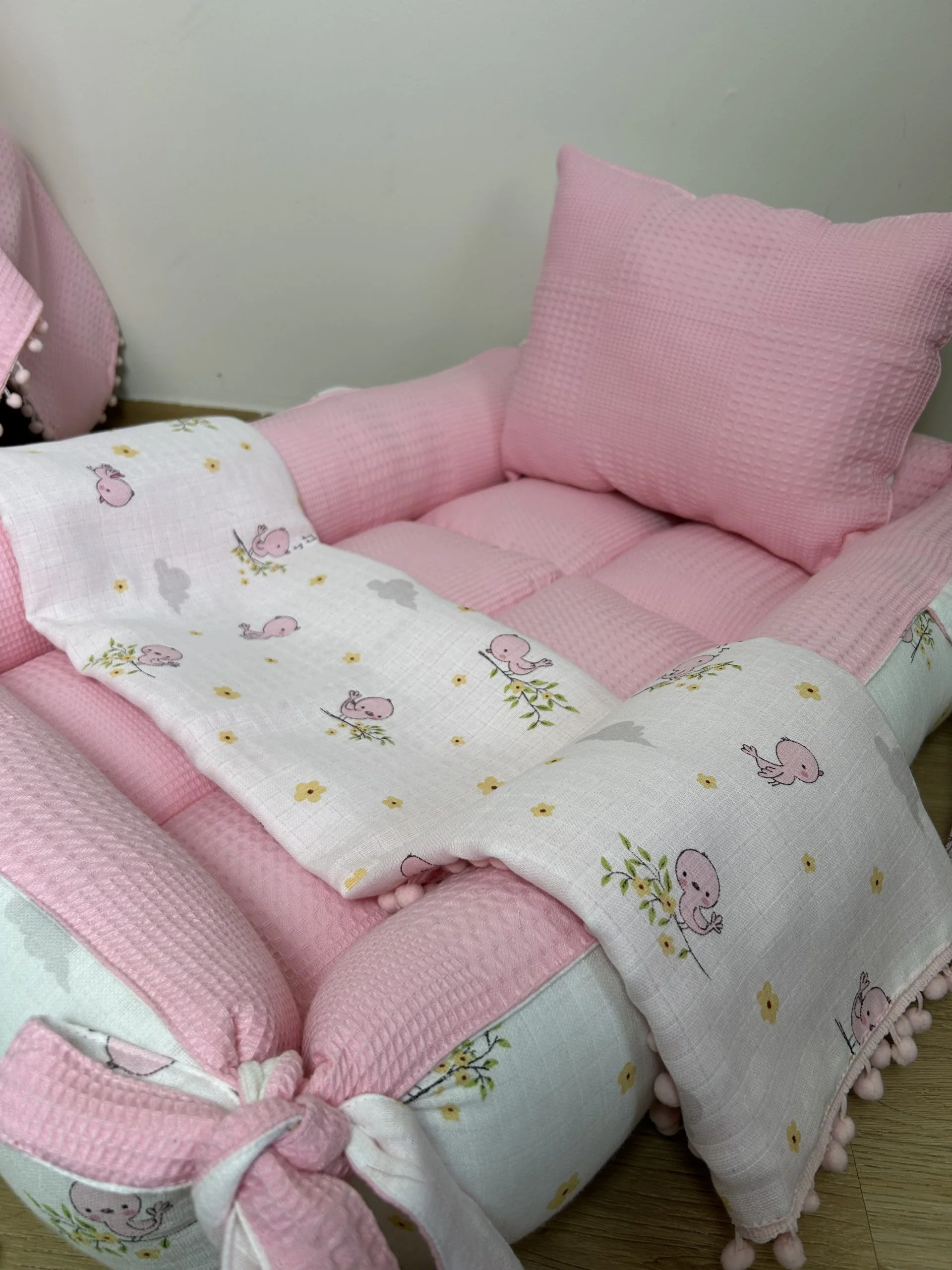 %100 Pamuk Çok Amaçlı Çift Katlı Çift Kullanımlı Müslin Anne Yanı Yatağı Pembe Kuş 40 x 90 x 10 CM
