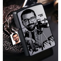Kişiye Özel Bay Fotoğraf Sanatçısı Karikatürlü Benzinli Siyah Met