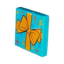 Minifigür Aksesuarları: Tile Decorated: Kurdeleli Ve Fiyonklu Hediye / Armağan Paketi Görselli 2x2 Karo Parçası 3068pb2602