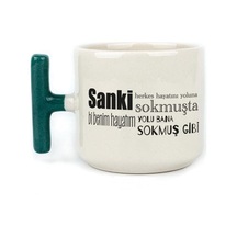 Sanki Herkes Hayatını Yoluna Sokmuşta Baskılı Yeşil Kulplu T Kupa