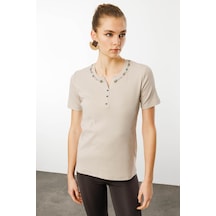Desen Triko Kadın Açma Yaka Boncuk İşlemeli T-shirt 24754 Bej Bej
