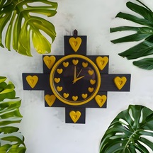 Ahşap Sarı Siyah Kalpli 3D Salon Ofis Mutfak Duvar Saati 43*50 cm
