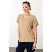 Desen Triko Kadın V Yaka Omuzları Taş Baskılı Penye T-shirt 25836 Vizon Vizon