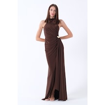 Feminist Kahve Halter Yaka Drapeli Beli Gold Toka Detaylı Straplez Abiye 9705862 Kahverengi