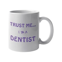Trust Me I'm A Dentist Baskılı Dişçi Diş Hekimi Hediyelik Beyaz Kupa Bardak Beyaz-mor