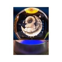 Ay Üstünde Astronot Tasarımlı Plastik Altlıklı Işıklı Cam Küre 95763418